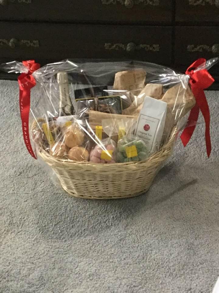 Two gentlemen from The Grand Hyatt Fukuoka payed me a visit today bringing Christmas cheer ...a basket of my favorite goodies along with a bottle of bubbly. Just have to love the Hyatt❤️❤️❤️