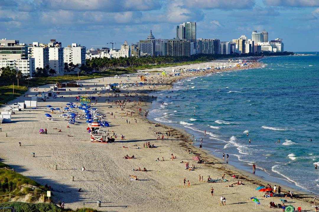 Miami Beach, Christmas Eve.