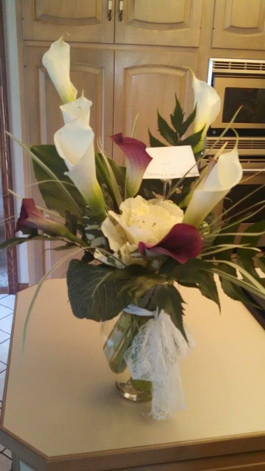 Aweee what a great husband...such a beautiful arrangement... Thanks hon.