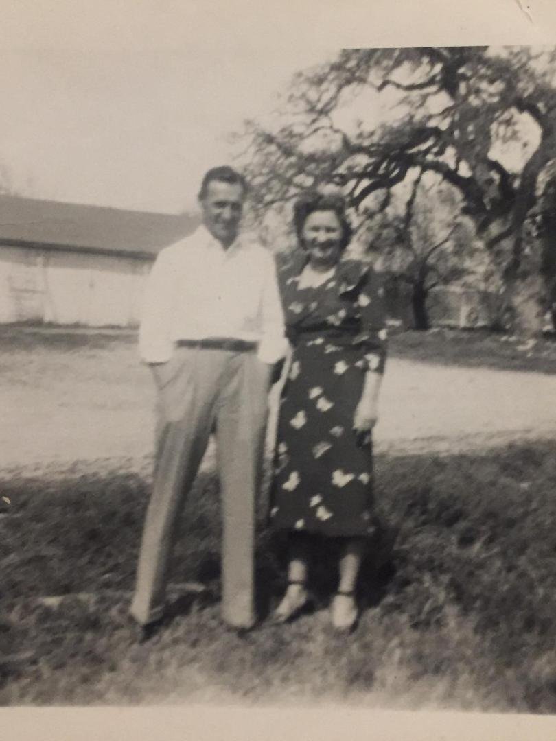 Ken Minster I just realized you kind of stand and look at the camera like my gramps