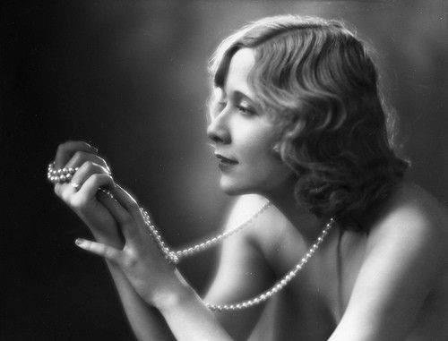 Can you guess who this starlet was?  She became a famous comedienne and the side kick of one hilarious redhead.  Who was she?  #trivia