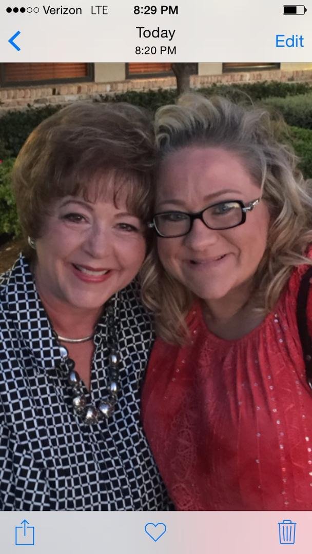 Happy Daughter's Day to my precious Leslie,
A great daughter and even better Mom. And she can make cakes to die for !!! Love you Leslie !