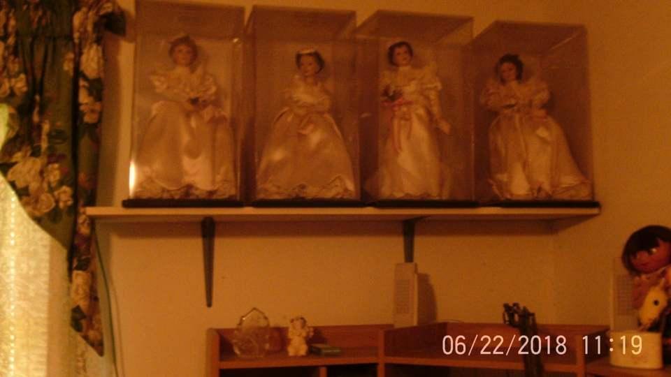 ANOTHER PIC OF DOLLS 9108181171
