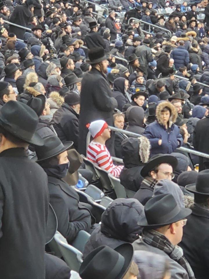 -
NEWS FLASH!!! Waldo found at football game in New York!!!