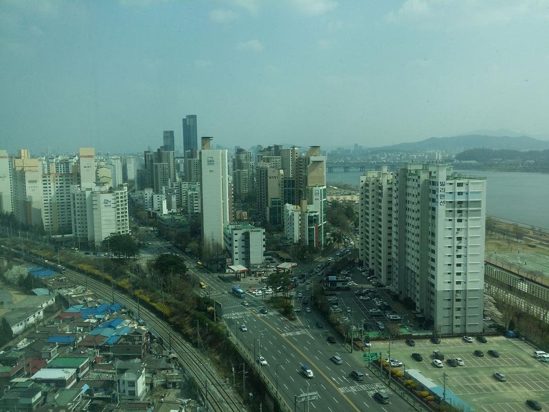 Current view of Dongbu-Ichon-dong. Note the bldg to the right of the Jang Mi Mansion Apt. On it is XII. That bldg complex replaced the 500 unit Riverside Village Apts in 2002.