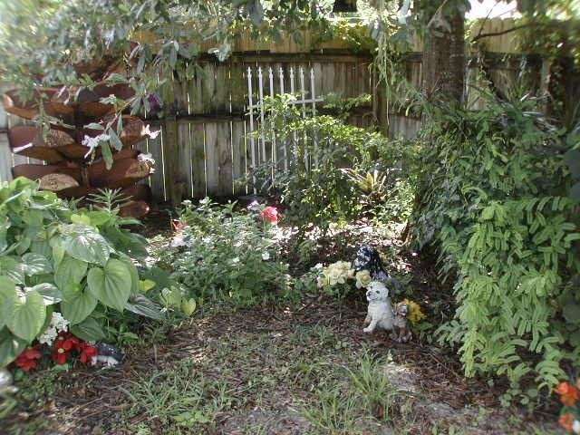 THIS A SHOT OF "THE GRAVES OF THE GLORIOUS DEAD" PET CEMETARY.