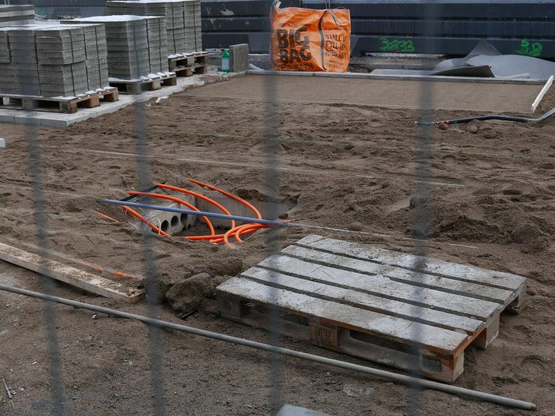 Interesting to learn that Stockholm infrastructure runs beneath the sidewalks, not the streets. Sidewalk pavers are set in sand and piled up while repairs take place. Sand and pavers are replaced after work is completed. Cl
