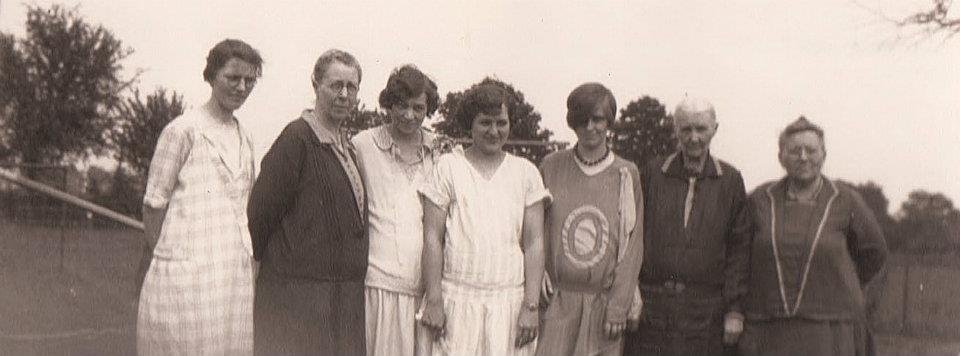 picture taken in 1928 Andrews and Murfields together
