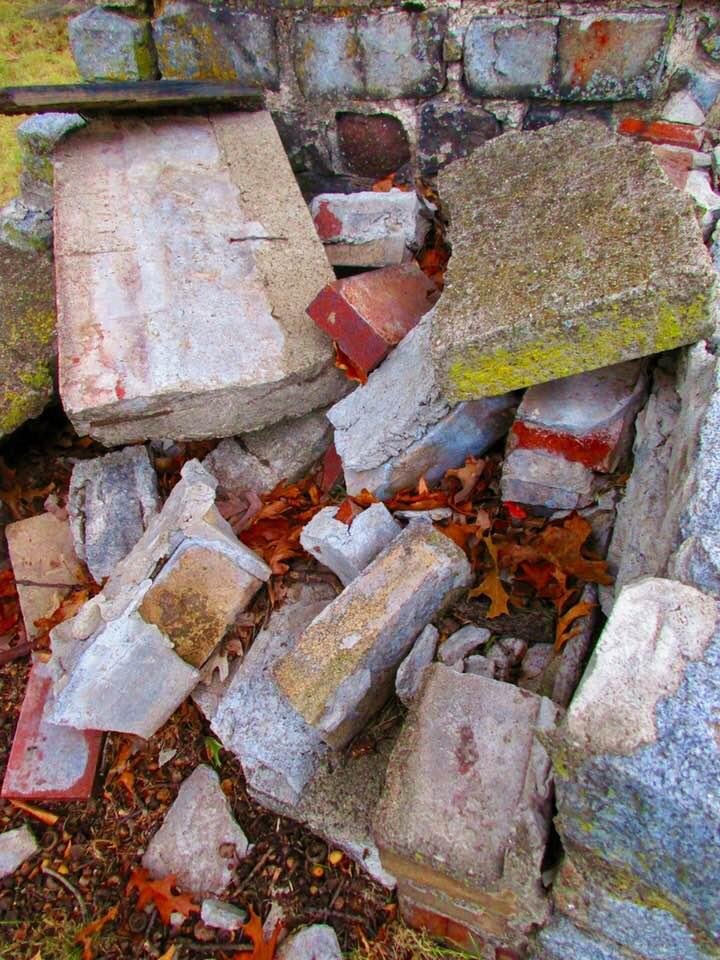 Beautiful of the earth: even the fragments of stones and earth are stunning.