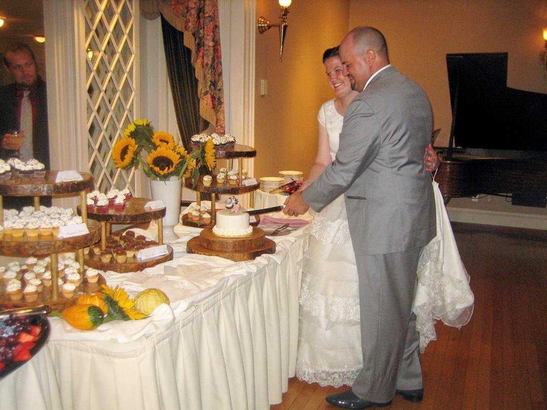 Are they just fantastic?? Yeah, the bride and groom are pretty nice, but those mini-cupcake 'towers' are perfect! :)