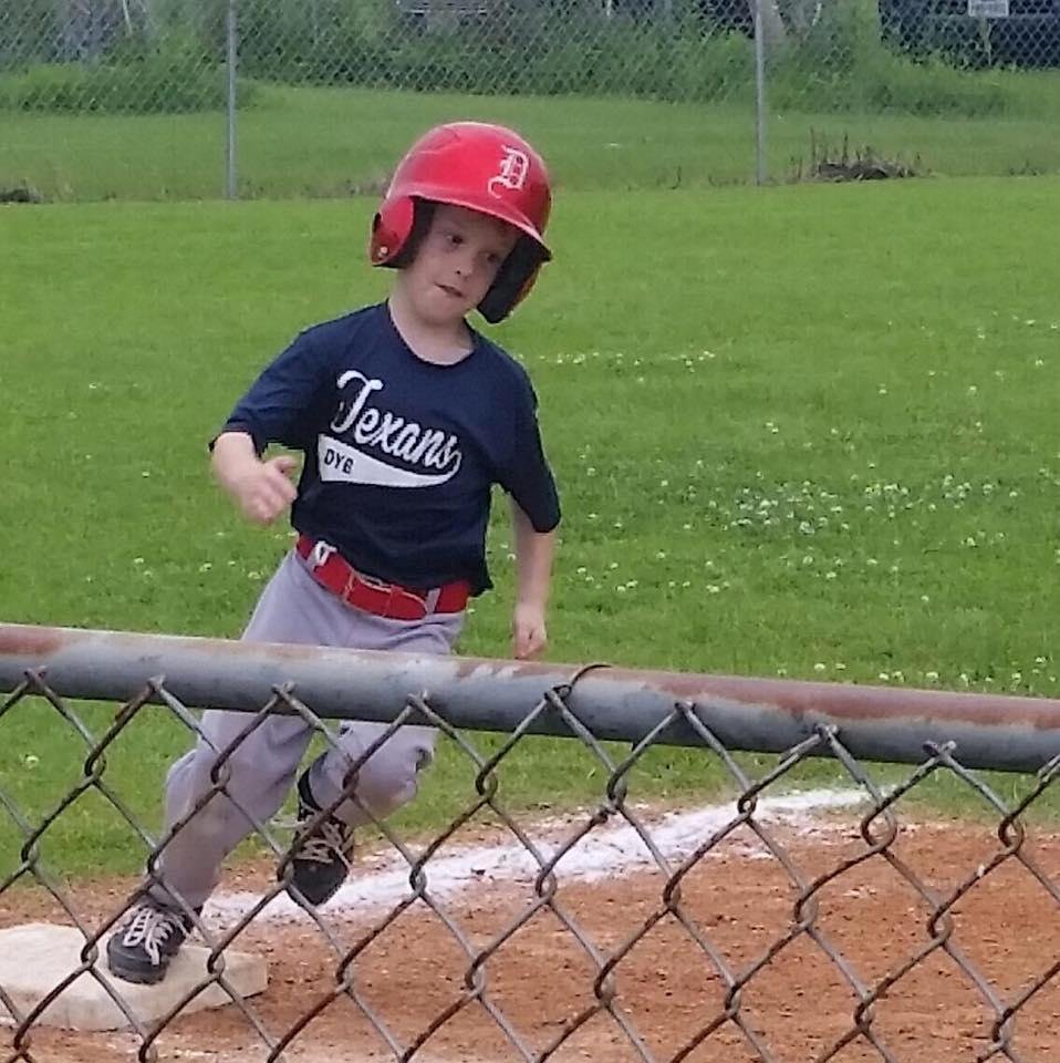 My nephew Landon rounding third! He a great player! 💙⚾️