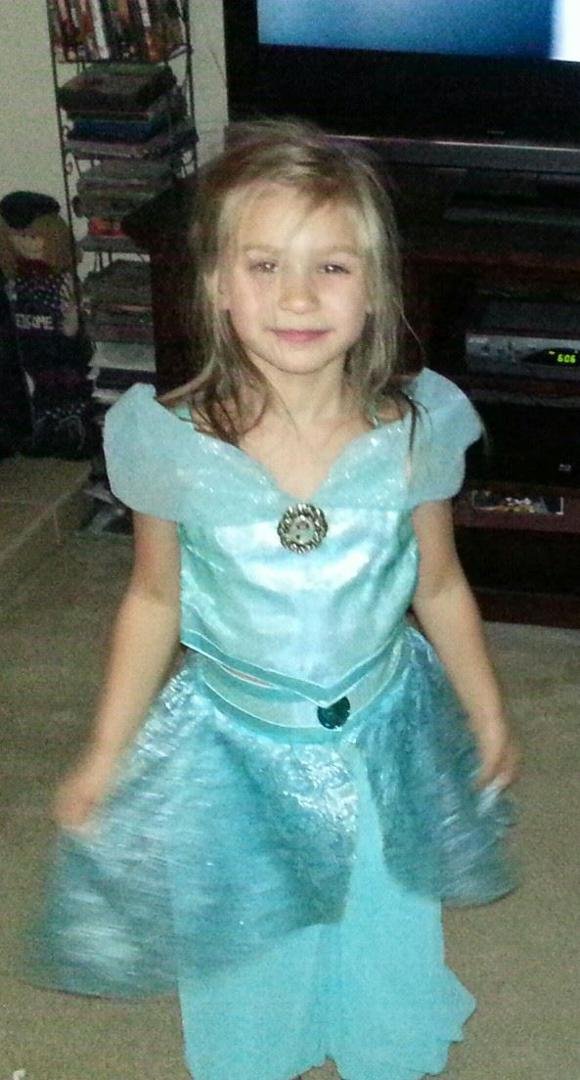 Hannah's 4th birthday today.....this year highlight as reported by Hannah was a Cinderella deluxe limited edition dress (thank god we got it on sale) and a princess Jasmine outfit.