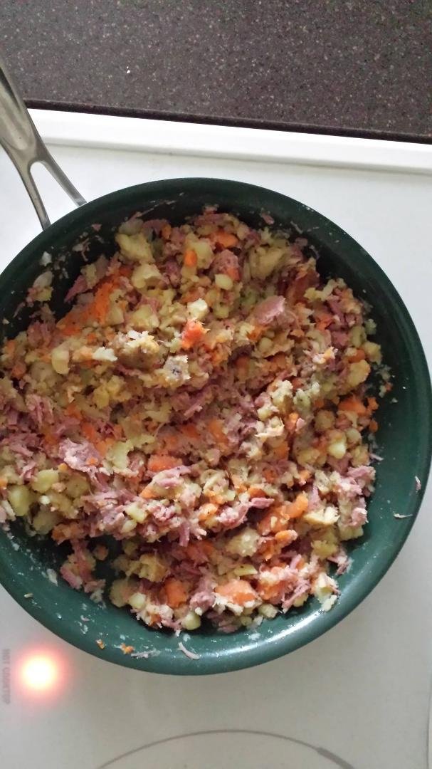 Real corned beef hash. Left over St
Patrick's day dinner. I call it smash and crash!.
Smash all veggies and corned beef, cook slow , add garlic, pepper, italian season if you wish. That's right Denise . Lol. Any left overs 