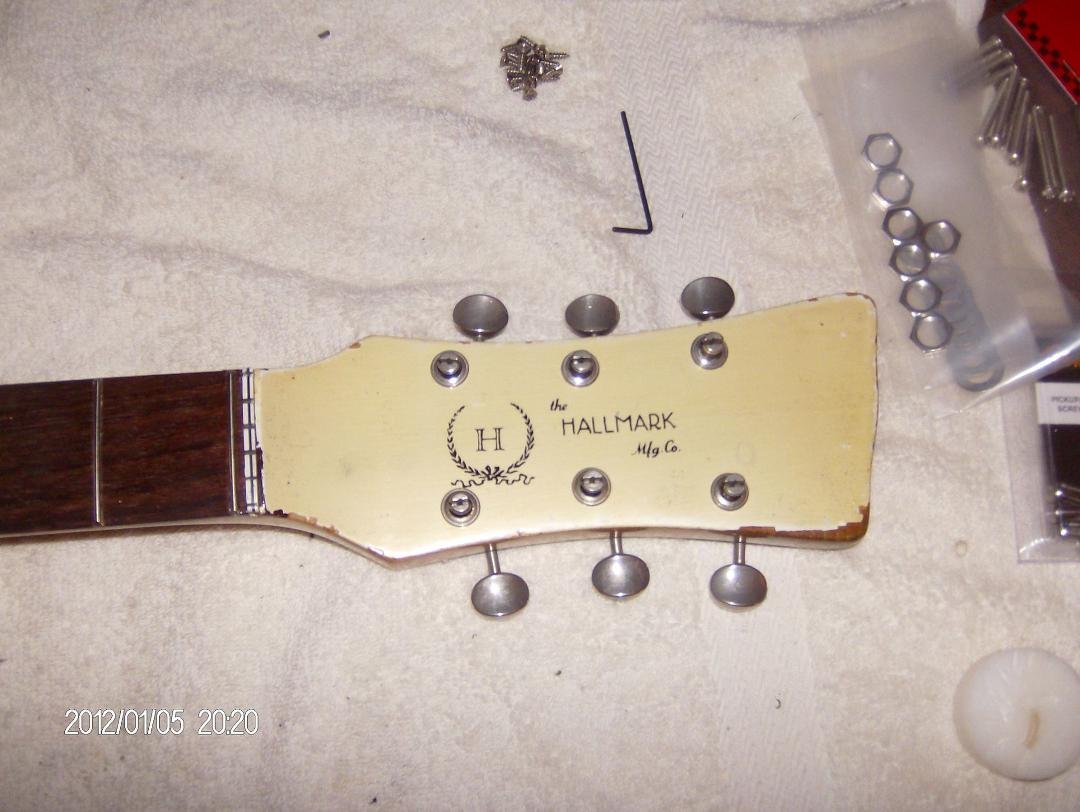 The zero fret I told you about, and just look at the head stock just reaking of the modern Hillbilly Semie style that came from Bakersfield California!!!! I know I'm sorta going off but lots of people don't know!!!!