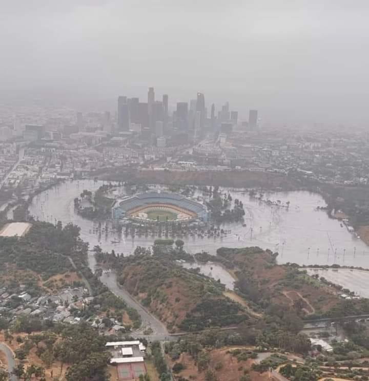 DODGER STADIUM AFTER HURRICANE HILLARY YESTERDAY!!!
NO, THAT IS NOT A LAKE NOR A FANCY MOAT!!! 😱😵💫😬🤣😆😂😁