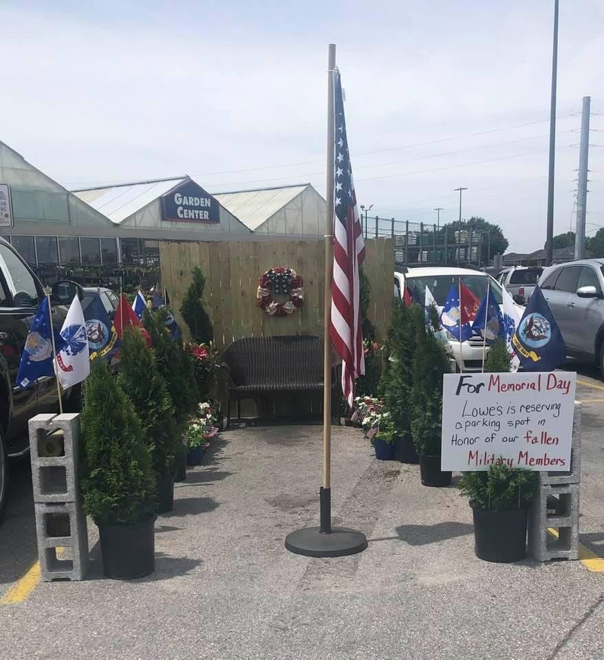 Memorial Day tribute.
Parking lot, today, at my local Lowe’s on Primrose, Springfield, MO. 🇺🇸