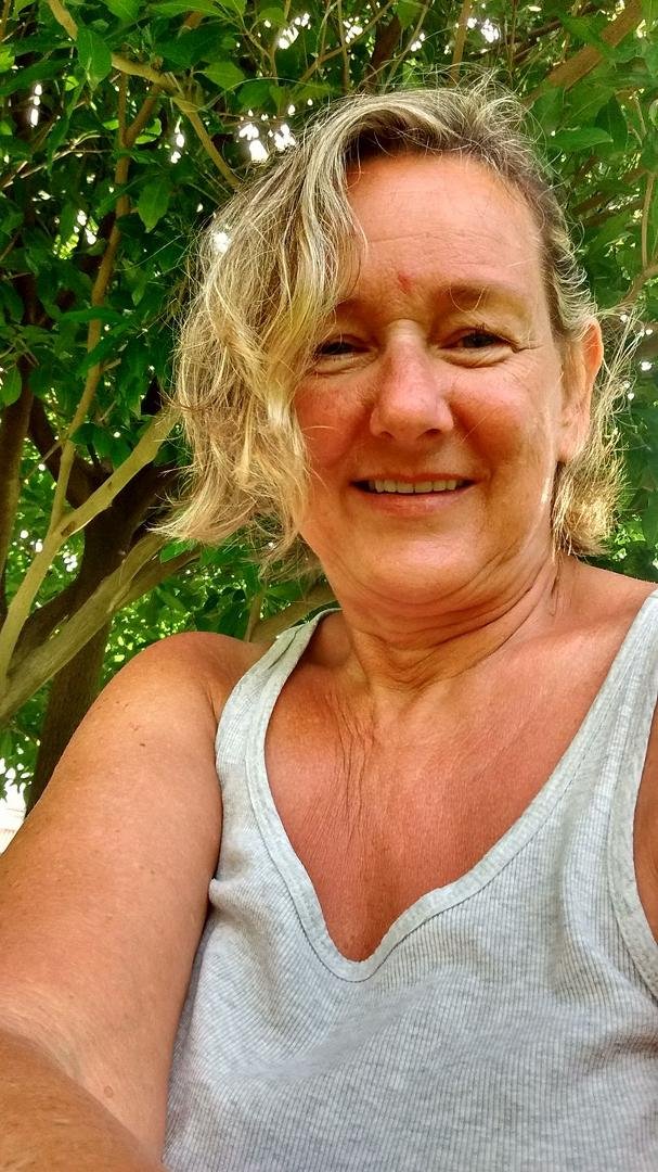 Just had a warm oil scalp message with lavender. Nice! I look a mess, but I don't care. Now off to find my friends, husband and drinks.... Probably in reverse order.