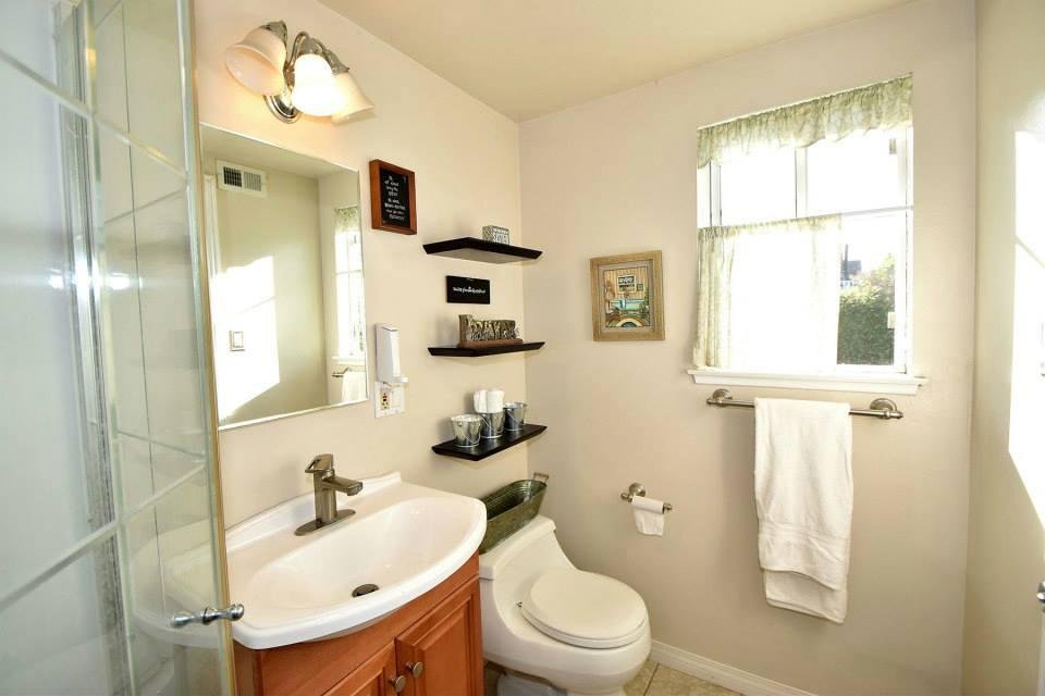 Beautiful Los Alamitos home in the highly coveted area of Rossmoor Highlands. Located in the award winning Los Alamitos school district including Rossmoor elementary, Oak middle and Los Alamitos high school. This home is a