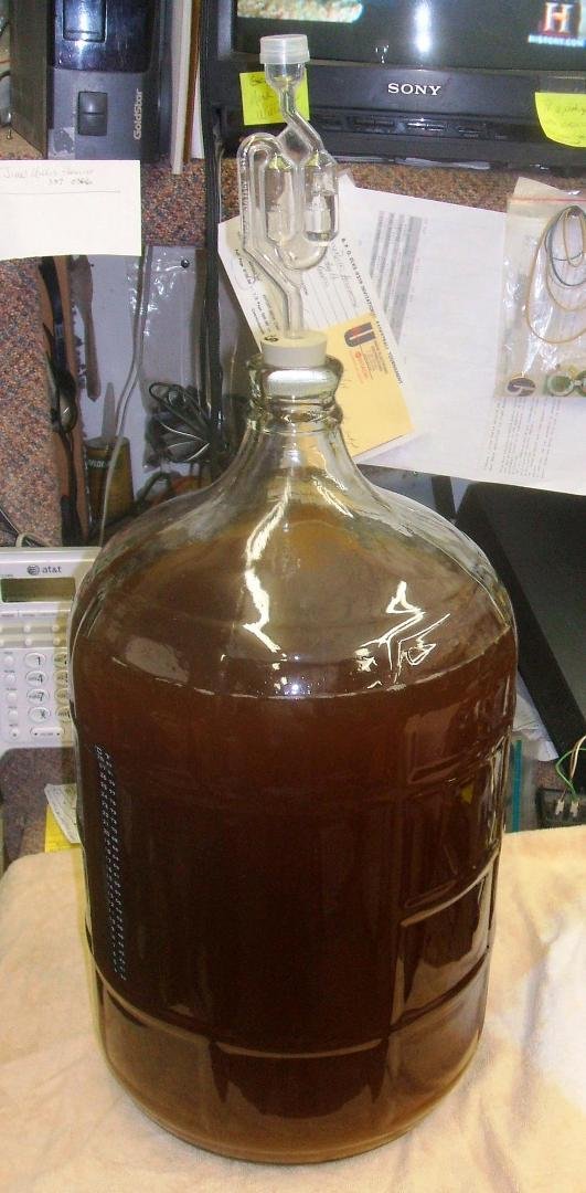 R&R Brewing Update:  The Keitlinghausen Oktoberfest has completed its 3 day diacetyl rest and has been transferred from the 7 gallon primary to the 5 gallon secondary.  It is now chillin' (literally) in the fridge for a two