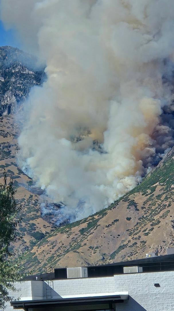 Mountain above Provo is burning and it is fast as hell