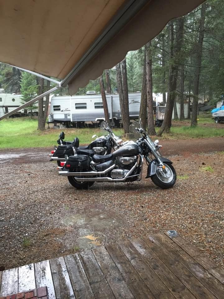 Cleaning up the bikes for the ride home tomorrow 😝