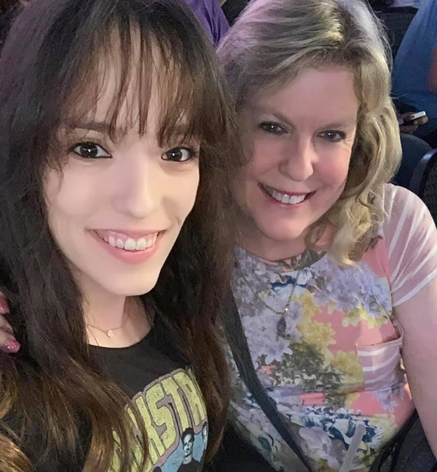Mom/daughter fun! Front row in the 100s section! ❤️👏🏻