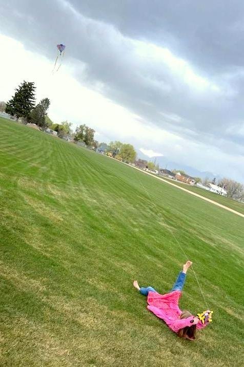 Our Great Granddaughter, Kenzie McMurray, has skillfully mastered the art of fly a kite. Posture was the key ingredient to her success.😅