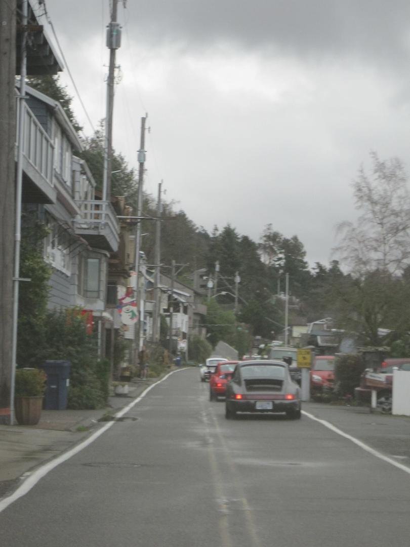 Off to the grocery store Saturday and as I pulled onto 35th three porsches zoomed by in a row; white, red and brown. Turned out they were going my way towards Burien, so I tagged along behind them. My Ford Edge must has got