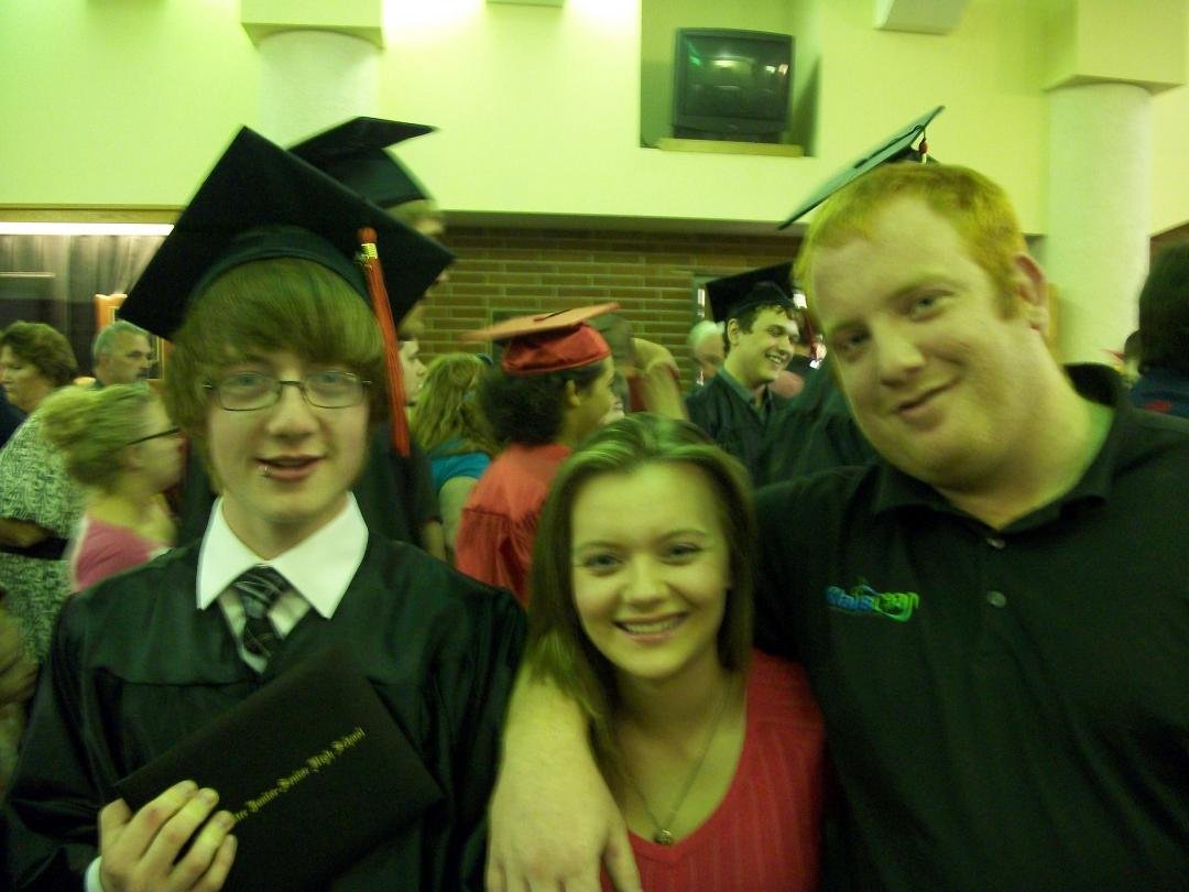 Well, I'm pleased to announce that my youngest child has graduated. Congrats to Robert M Hoy!.......I finally got all 3 of my kids together! Yay