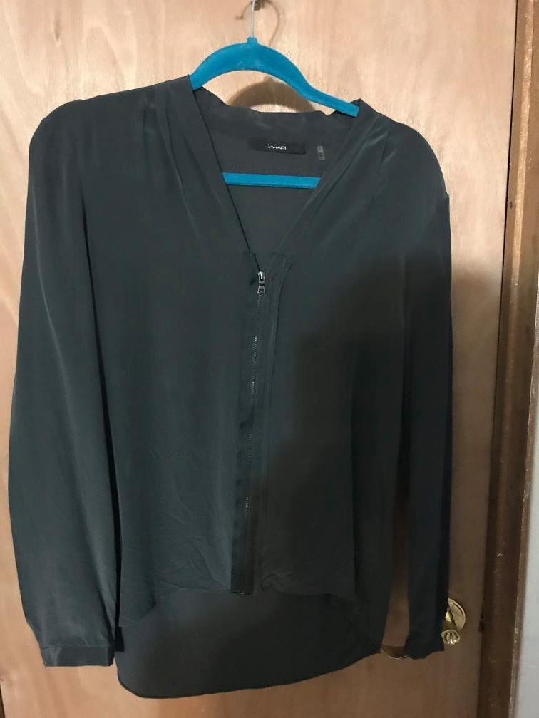 $5 Medium 
TAHARI silk blouse