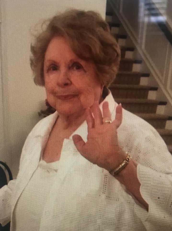 o anyone who wants to join in: 
This is my Mom 💖 I am asking people who love their Mom whether she is here or not, to join the challenge of posting a photo. Just one photo of your Mom,  no description. The goal is to flood