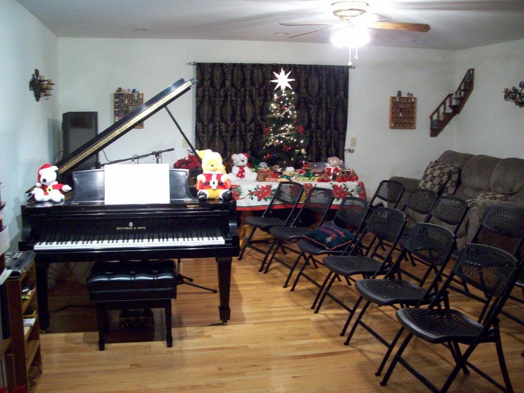 Betty and I are getting ready for our 2nd Annual Christmas Concert tonight!  We're expecting around 35 friends.  Performers will be Aleex Conner, Drey Herron, Lucy Gibson, Judy Martin, Ernie Willis and me.