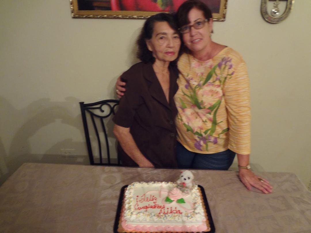 En el cumpleanos de mi mama con mi esposa