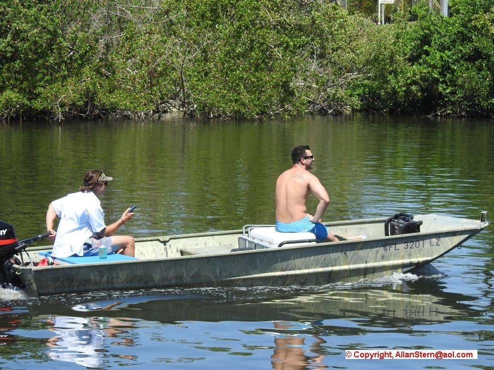 Texting while boating !
(Satellite Beach FL, 27 May 2017).