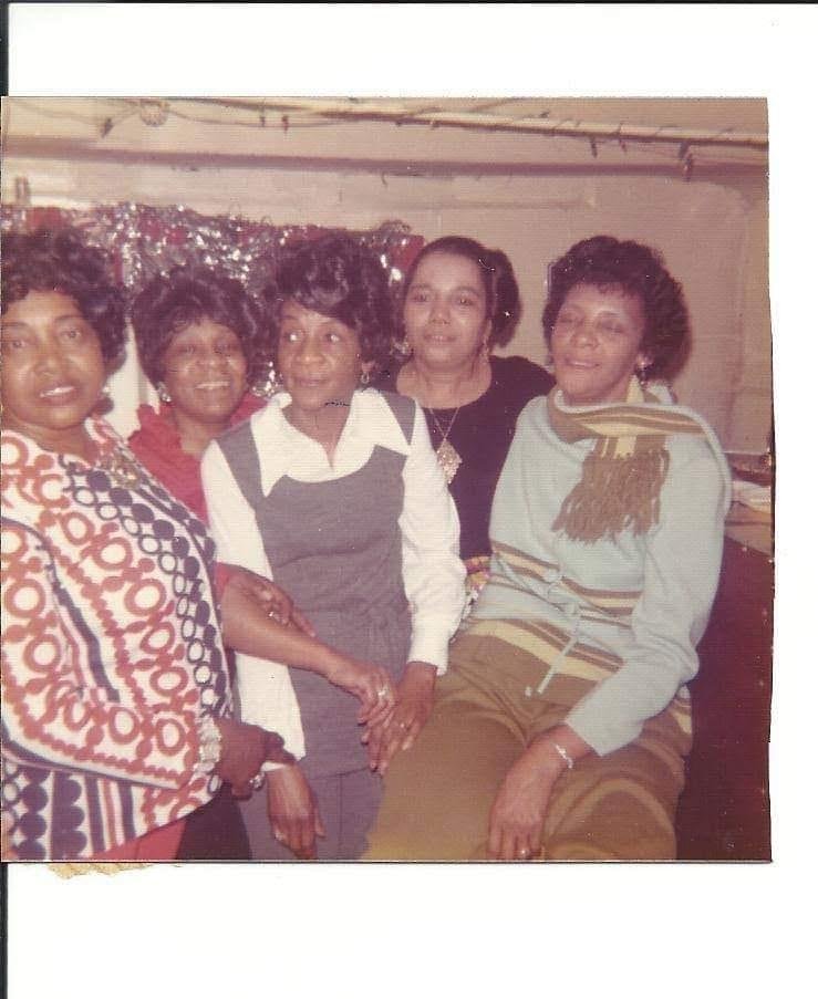 This was the family of Mama's in my 20s. Aunt Pete, Mama, Mama-Ida, Ms, Neal and Auntie.
Happy Mother's Day with Heavenly Love❤️