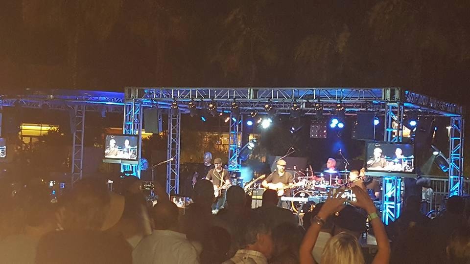 Post show listening to a really good Pink Floyd cover band. Queensryche rocked. Vince Neil sucked. This is much better.