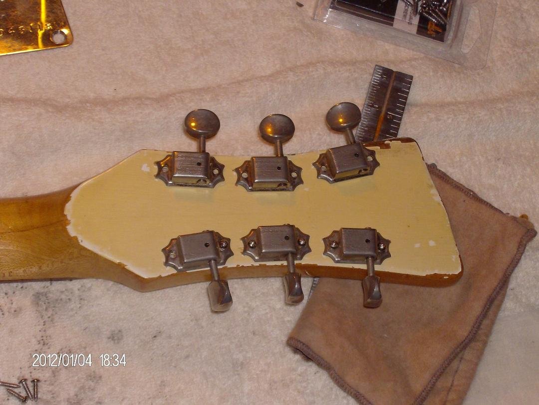 This is the eveloution of American guitars from an era long gone!! Aren't these tuners insane!!!!! Just look at the way they are positioned on a arc!!!! Only Semie would have dared to go this crazy!!!! I guess I should tell