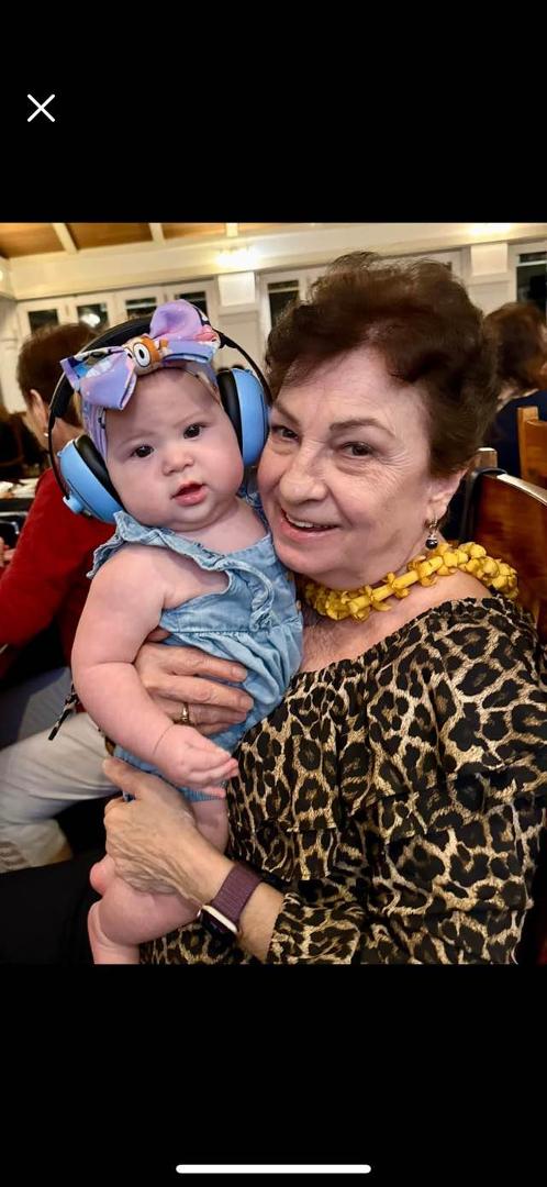 My pretty n cute 6 month old granddaughter Sheann 
with grandma, came to watch papa sing
last night at the Waikele Country Club