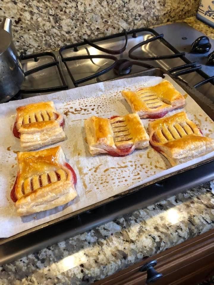 Fresh from the oven. Pasteles de guayaba 🤤