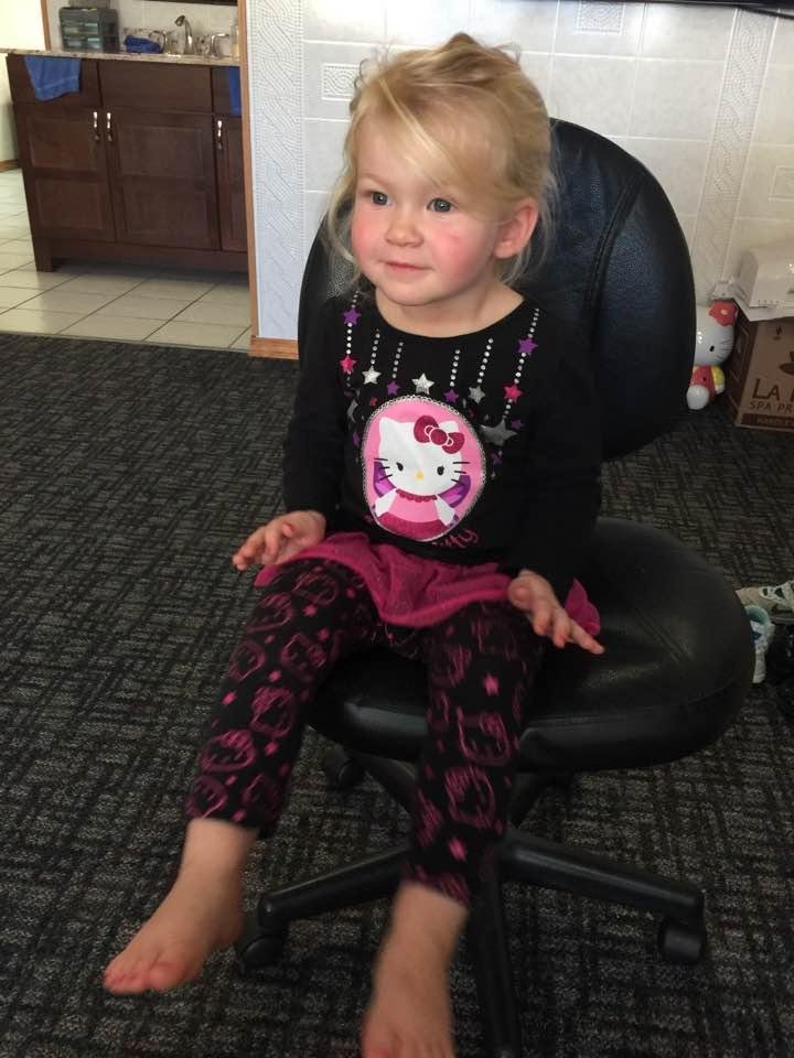 Isla getting a pre birthday mani pedi!!