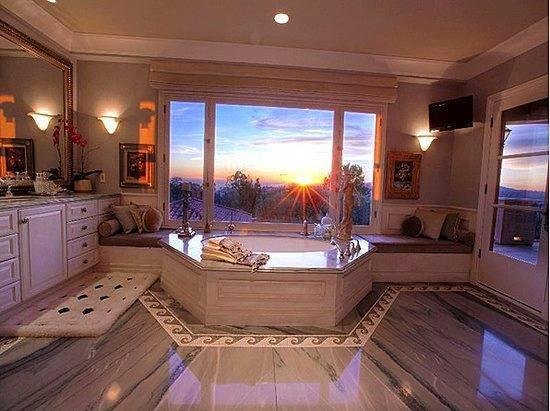 Sensational Sunsets + Canyon Views = Beautiful Bathroom!
#homes #romantic #luxury #whataview