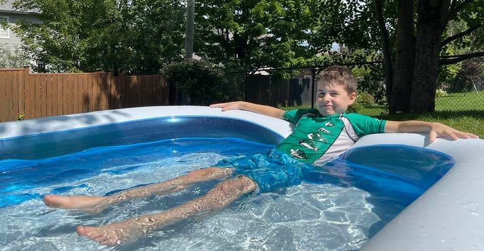 Living the BIG life in a SMALL kiddie pool!! 🌊🌴🏝