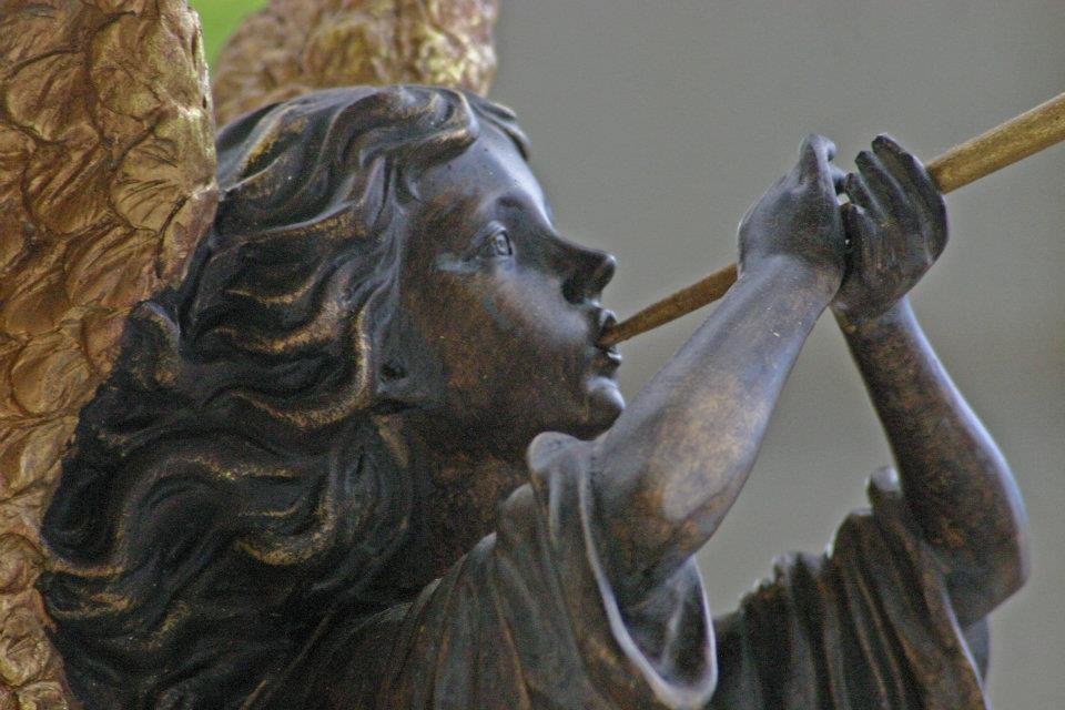 Yet another trumpeting angel. Oops. My mistake. The mouthpiece is well past her teeth. Perhaps she's an aspiring trumpet swallower?