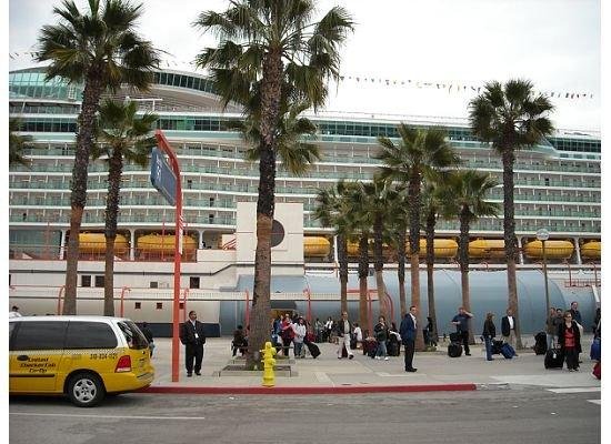 Now that's a big damn boat!! Gonna be a damn big party!