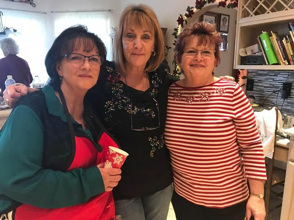 Me and my beautiful sisters!
Merry Christmas 🎄🎁