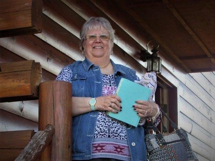 If you see this beautiful lady out and about in Kentucky today wish her a very "Happy Birthday." She is such a special lady and friend and I love her so very much. Hope you have a blessed day Sami Cooper.