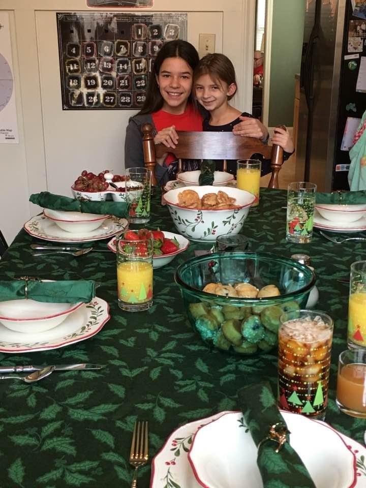 Sweet Raelin and Collins  Christmas Eve at their house ❤ Letitia and the girls prepared such a delicious brunch! 🎄🎁