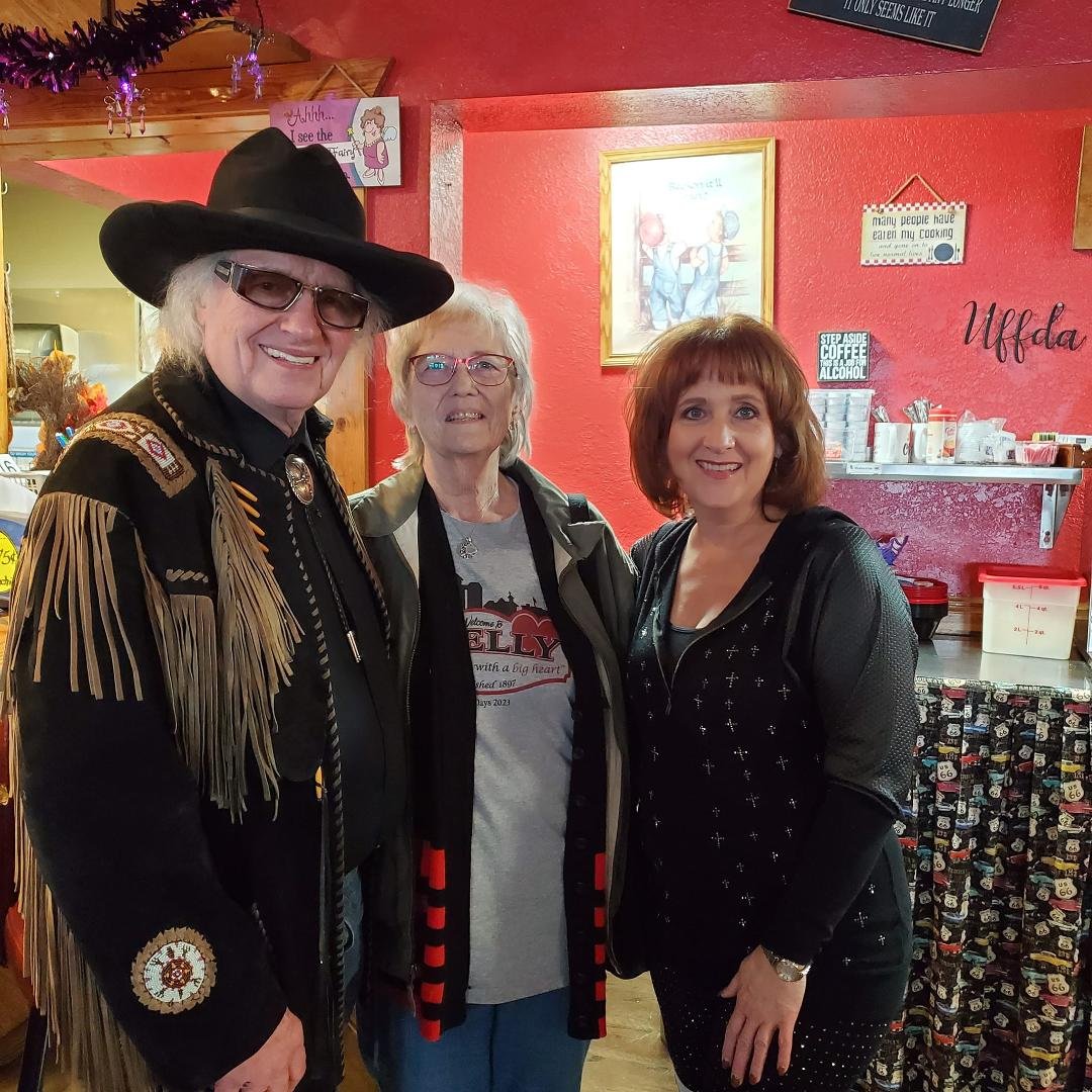 Vikki and I went to Brooks, MN to see Sherwin and Pam Linton this afternoon. They are great ! Bruce and I always enjoyed listening seeing them! ❤️❤️