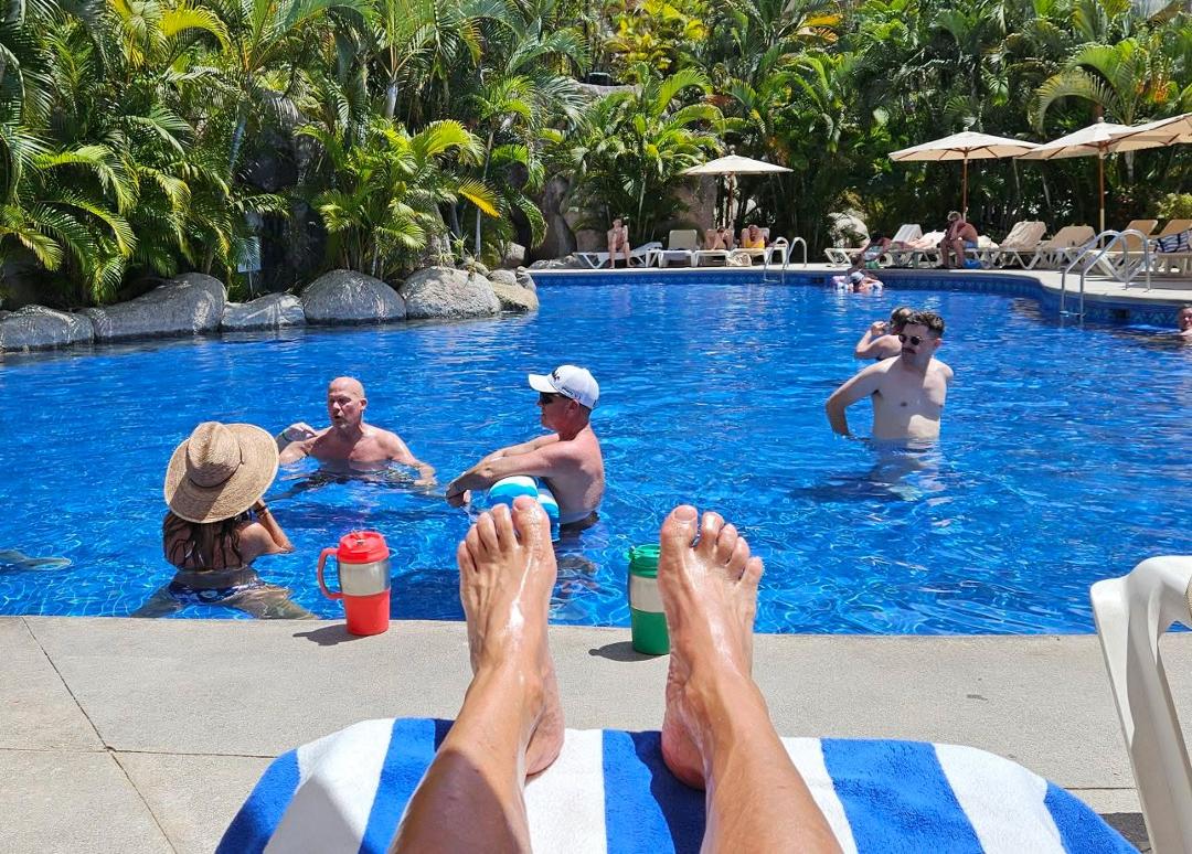 My current view... suffering through yet another 80° day...
😎🌴🍍🐠🦩🥥