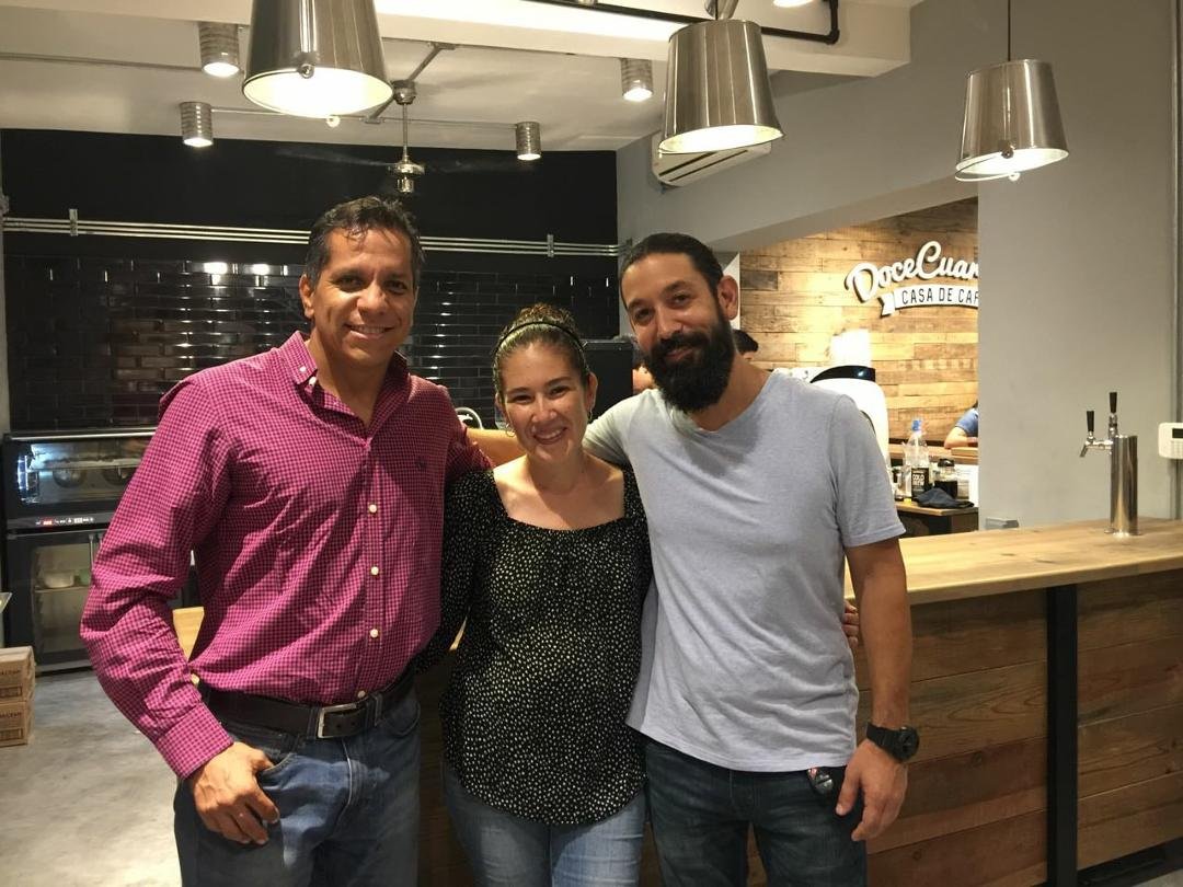 Felicidades y mucho éxito a Enrique y Ceci del Café 12 40 clientazos y amigos.